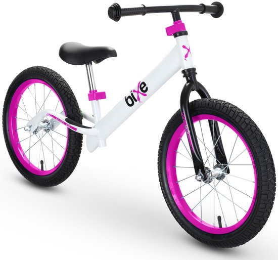 Witte loopfiets met roze velgen, zwarte banden, zadel en handvatten. Van voren gezien.