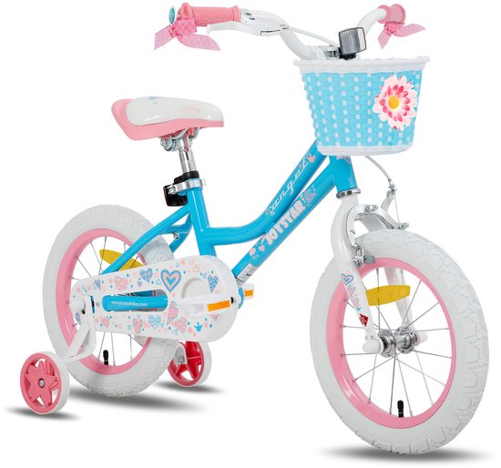Een blauwe meisjesfiets met roze accenten, witte banden, trainingswieltjes en een mandje voorop.