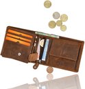 Bruine portemonnee van leer, open met kaarten, bankbiljetten en losse munten.