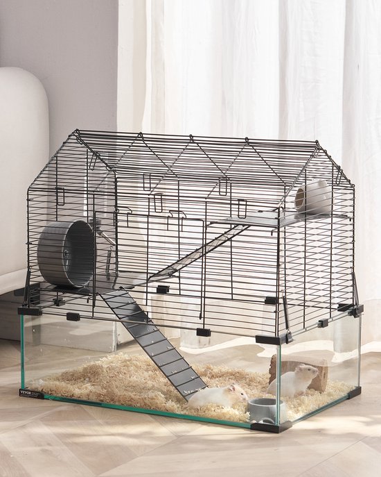 Een zwarte hamsterkooi met glazen bodem, loopwiel, huisje en verdiepingen, met twee hamsters op de bodem.