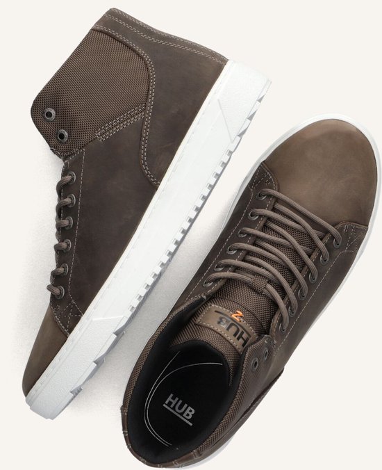 Twee bruine hoge sneakers, één van bovenaf en één opzij, met witte zolen.