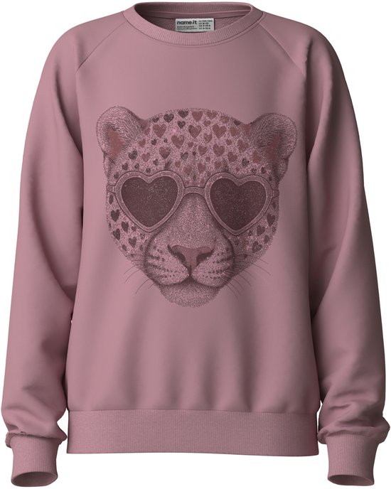 Zachtroze Name It sweater met een grafische luipaardprint en hartjes-zonnebril.