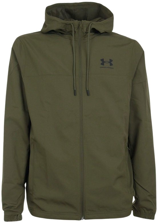 Olijfgroene, geweven windjack met capuchon van Under Armour voor heren. De jas heeft een zwarte Under Armour-logo op de borst en is dichtgeritst.