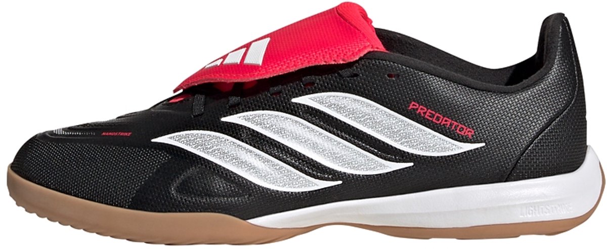Zwarte adidas Predator League indoor voetbalschoenen voor kinderen met een opvouwbare tong en witte strepen.