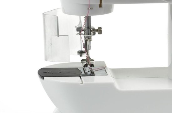 Detail van de naald en het persvoetje van een witte en roze kindernaaimachine.