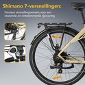 Close-up van de aandrijving van een elektrische fiets met Shimano 7-versnellingen. Versnellingspook zichtbaar.