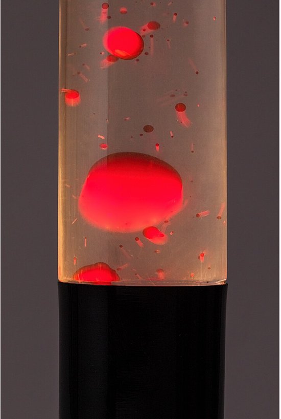 Gedetailleerd beeld van een rode lavalamp. Rode, gloeiende bollen bewegen in een heldere vloeistof.