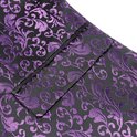 Detail van de zak van een paarse jacquard blazer met bloemenpatroon.