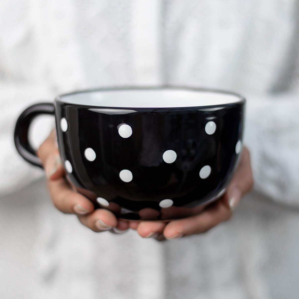 Unyqoos® Handgemaakte keramische koffiemok met polka dots en groot handvat