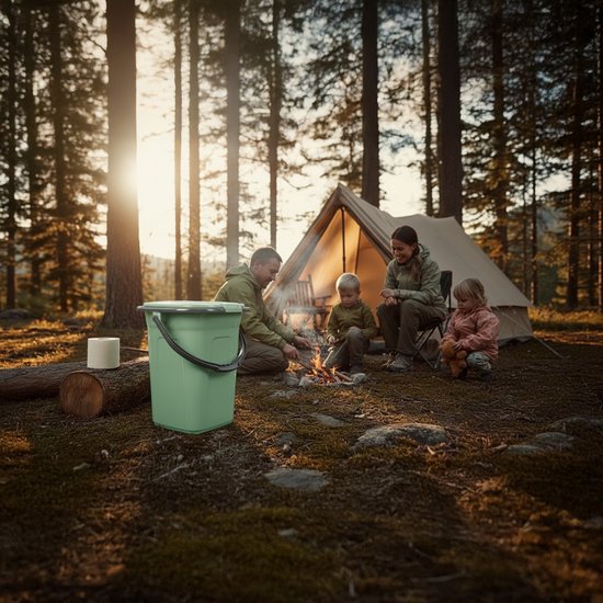 Groene campingtoilet emmer met deksel en rol toiletpapier, naast een tent en kampvuur met gezin.