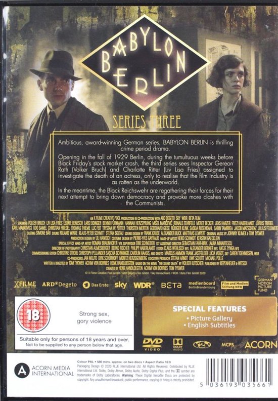 Achterkant DVD hoes van Babylon Berlin Serie Drie. Twee personen, een man met hoed en gestreken overhemd, en een vrouw met hoed. Gouden patronen op de achtergrond. Tekst over de serie.