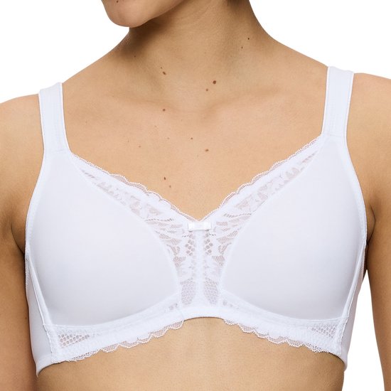 Vooraanzicht van een witte Triumph beha met kanten details en strikje.