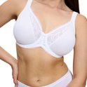 Model draagt een witte beha met kanten inzetstukken op de cups en kanten rand.