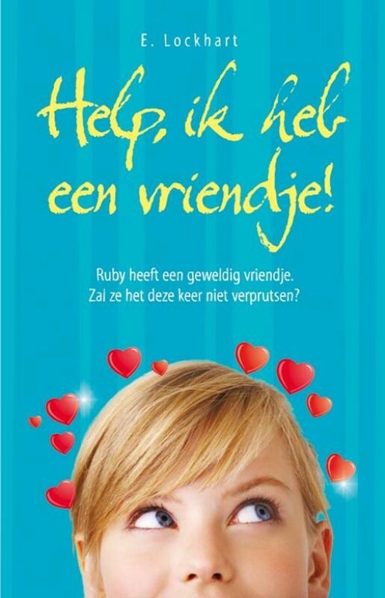 Boekcover met de titel 'Help, ik heb een vriendje!' van E. Lockhart. Een meisje met blond haar kijkt omhoog, omringd door hartjes.