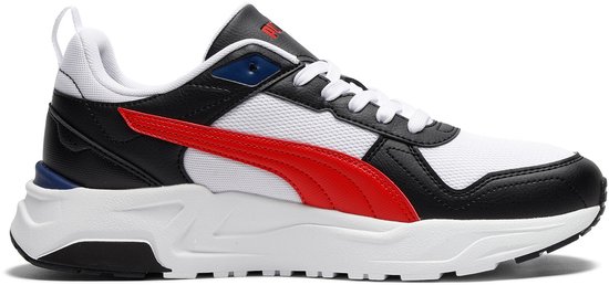 Witte sneaker met zwarte en rode accenten, witte veters en de rode Puma-streep.