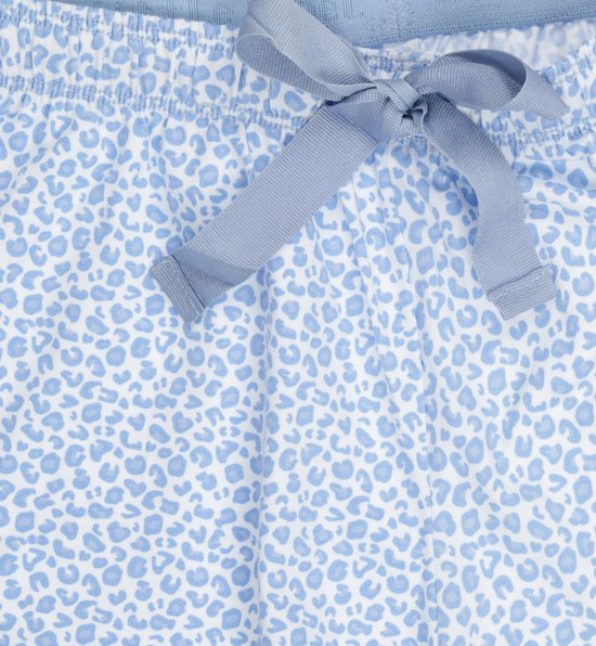 Detail van blauwe pyjamabroek met luipaardprint en strik.