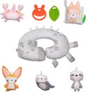 Een collectie van zeven zachte speelgoedjes: krab, vos, luiaard, zeehond, dier met lange oren, oranje bijtring en groene bijtring.