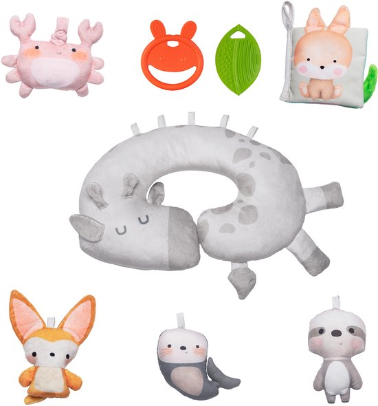 Een collectie van zeven zachte speelgoedjes: krab, vos, luiaard, zeehond, dier met lange oren, oranje bijtring en groene bijtring.