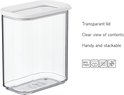 Une boîte de conservation Modula Mepal avec un couvercle blanc, présentée avec des informations sur son couvercle transparent, la visibilité du contenu et sa capacité d'empilage.