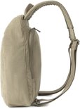Zijaanzicht van de beige ribfluwelen rugzak met ritssluiting en schouderband.