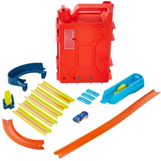 Une boîte de rangement rouge en forme de jerrycan avec des éléments de piste Hot Wheels : lanceur, courbes, lignes droites et une voiture bleue et blanche.