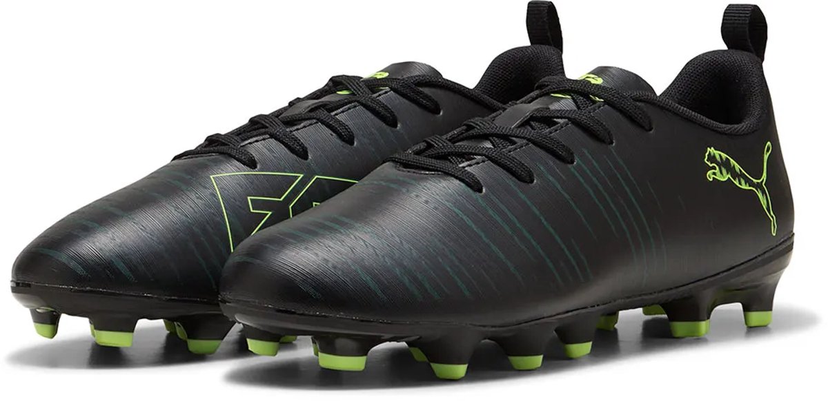 Zwarte Puma Future 8 Play voetbalschoenen voor kinderen, EU 32 1/2, met groene accenten en noppen voor grip.