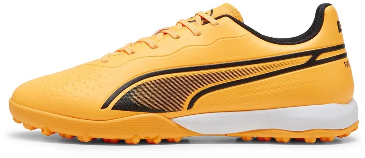Puma King Match TT voetbalschoenen in felgeel, EU 40, met zwarte accenten en innovatieve materialen voor optimaal comfort.