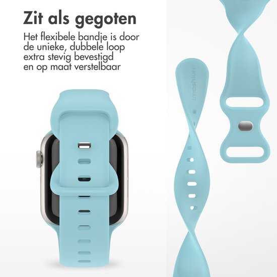 Gedetailleerde afbeelding van een lichtblauw siliconen Apple Watch bandje, dat flexibel en verstelbaar is.