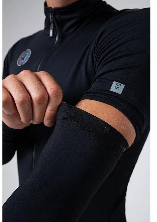Zwarte armstukken met een klein vierkant logo op de mouw en GOBIK-logo.