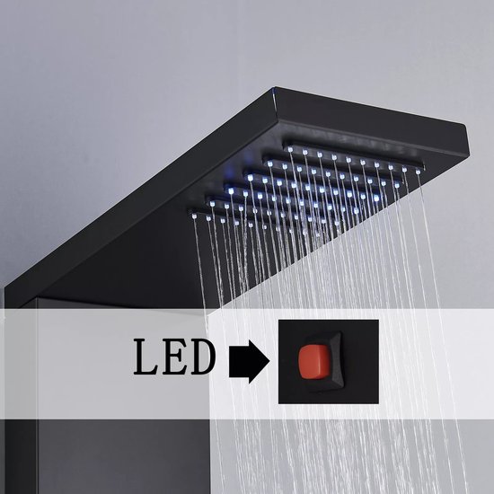 Zwarte douchekop met LED-verlichting en waterstralen. Close-up van rode drukknop.