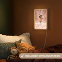Verlichte lamp met een fee met bloemenkrans in een slaapkamer, met het opschrift 'inclusief ophangsysteem'.