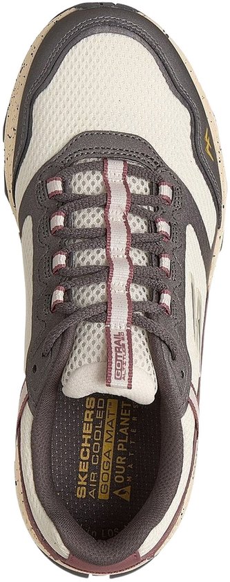 Topview van een naturel Skechers trailschoen met grijze en bordeauxrode accenten.