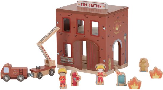 Houten brandweerkazerne met 'FIRE STATION' bord, brandweerwagen, ladder, hydrant, vuurtjes en poppetjes.