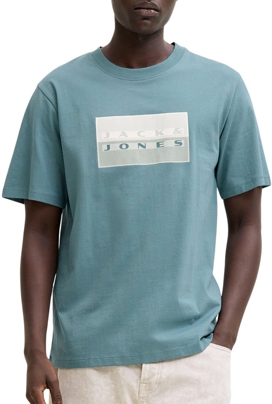 Mannequin portant un t-shirt bleu Jack & Jones avec logo sur la poitrine.