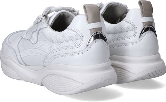 Arrière de deux sneakers blanches en cuir avec fermeture éclair, boucles beiges et détails argentés au talon.