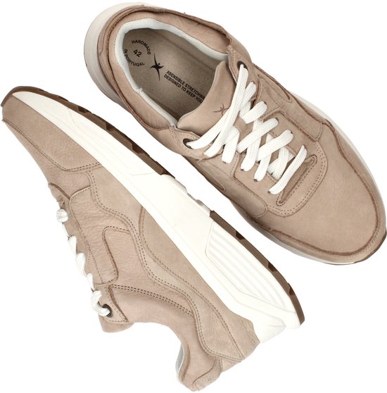 Twee beige Xsensible sneakers, een van bovenaf en een schuin, met witte veters en witte zolen.