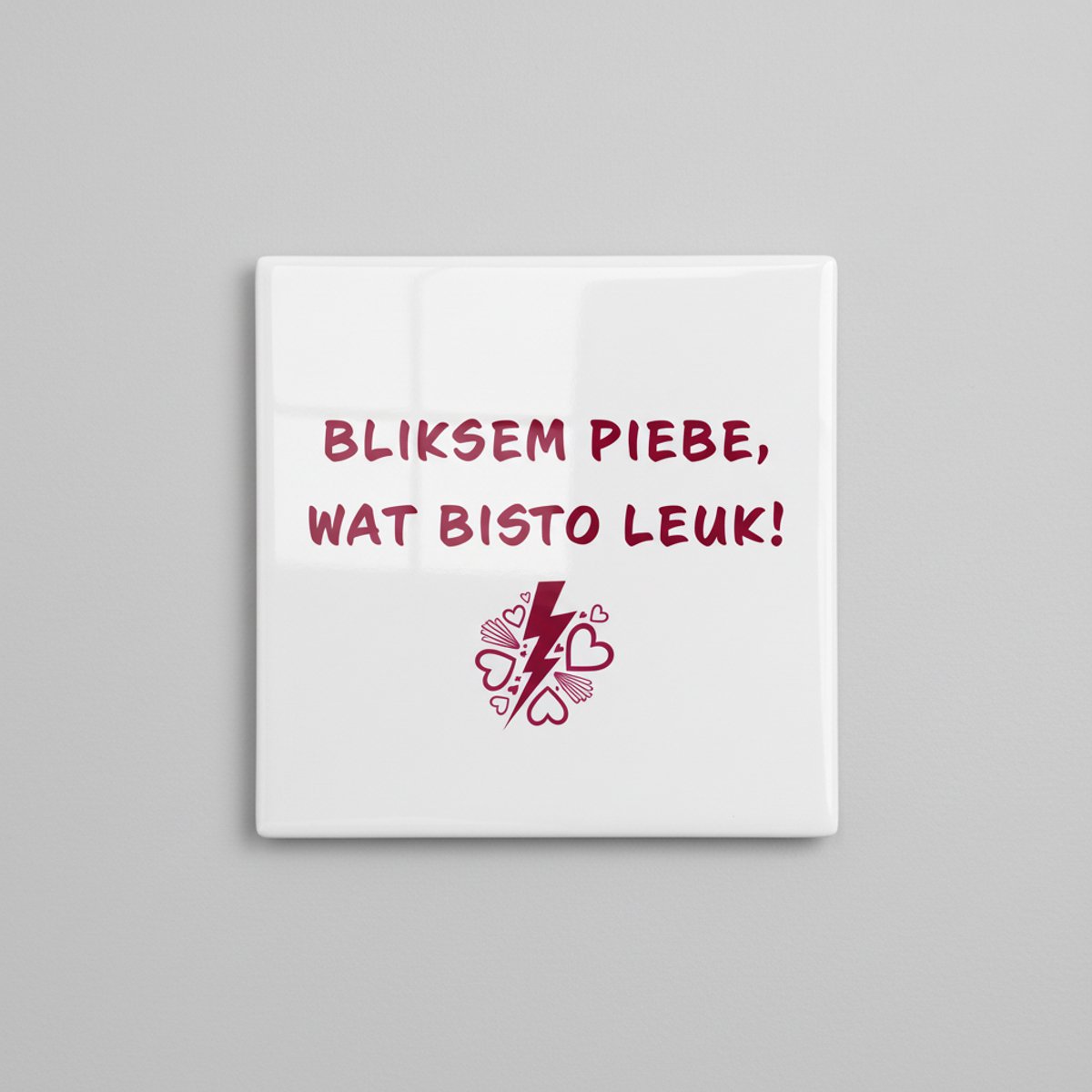 Keramische Tegel met Grappige Dialect Tekst “Bliksem Piebe, Wat Bisto Leuk!” – Speelse Wan