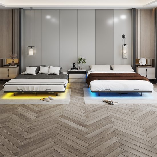 Twee zwarte metalen bedden met LED-verlichting in geel en blauw, opgesteld in een slaapkamer met houten vloer.