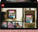 Verpakking van LEGO Art, toont een vrouw die het Japanse Kersenbloesem Landschap ophangt.