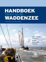Vrouw met geel zwemvest kijkt naar zeilboot met witte zeilen op golvende zee. Boei in het water.