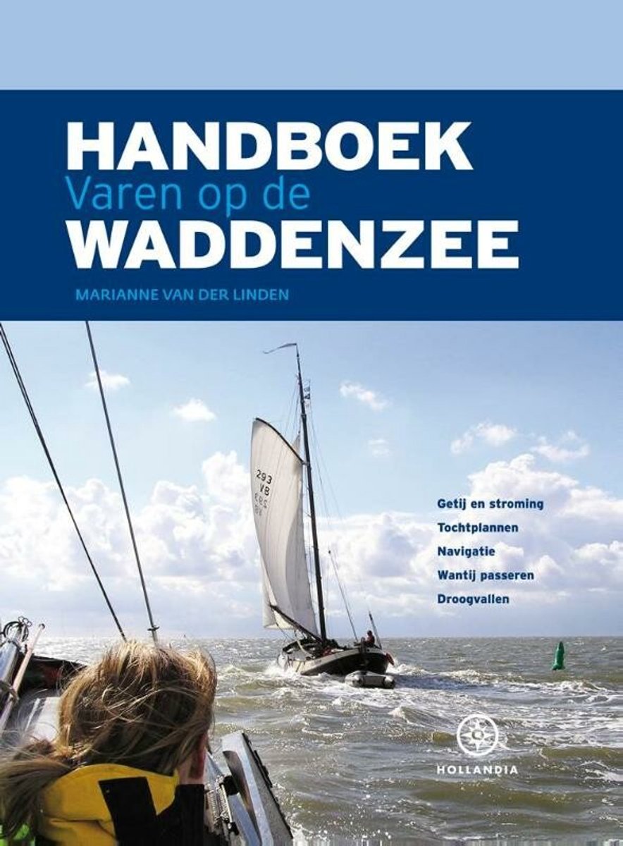 Vrouw met geel zwemvest kijkt naar zeilboot met witte zeilen op golvende zee. Boei in het water.