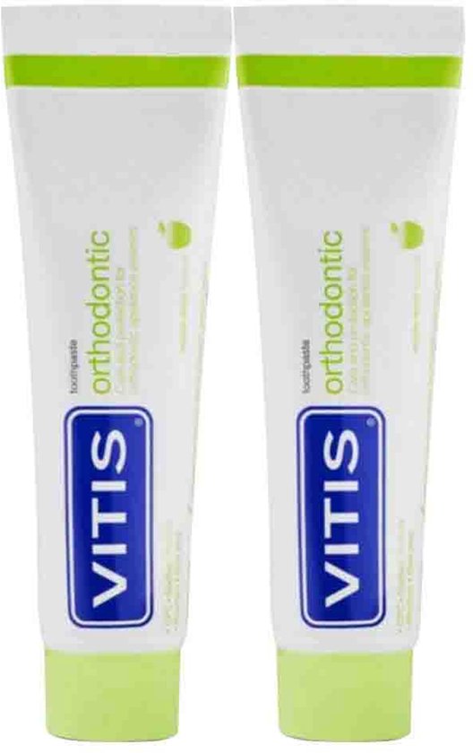 Twee tubes Vitis Orthodontic tandpasta naast elkaar. De tubes zijn wit met groene doppen en groene accenten.