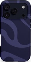 Achterkant van iPhone 17 Pro hoesje met golvend patroon in diepzee marineblauw.