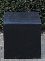 Zuil, sokkel zwart uit light cement, 20 x 20 x 20 cm. zwarte zuil, winterhard en uv-werend.