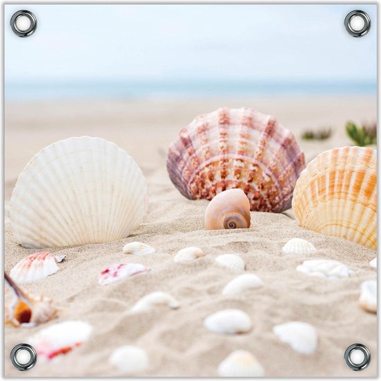 Tuinposter –Schelpjes in het Zand– 100x100 Foto op Tuinposter (wanddecoratie voor buiten en binnen)