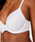Close-up van een witte, voorgevormde beha op de borst van een model.