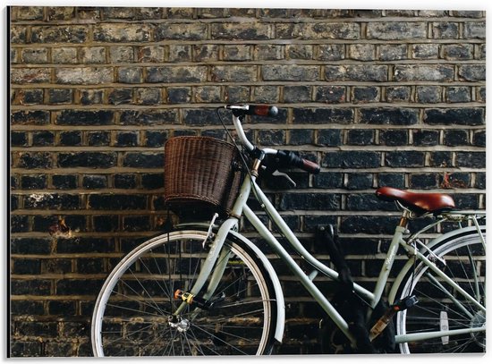 Dibond - Witte Fiets met Mand tegen een Muur - 40x30cm Foto op Aluminium (Met Ophangsysteem)