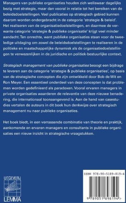 Achterkant van een boek met tekst en een barcode.