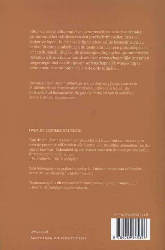 Achterkant boek met tekst over het promotieproces en recensies. ISBN en website onderaan.
