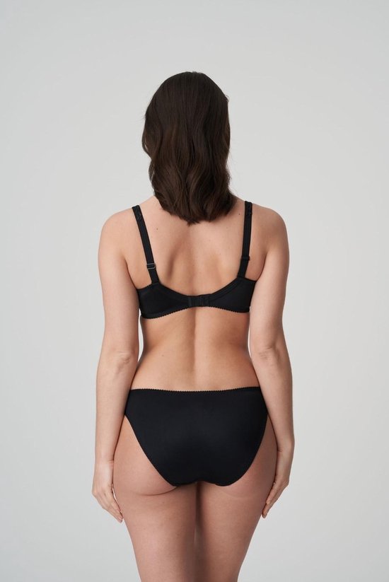 Achterkant van een zwarte beha en slip met kanten randjes op de slip.